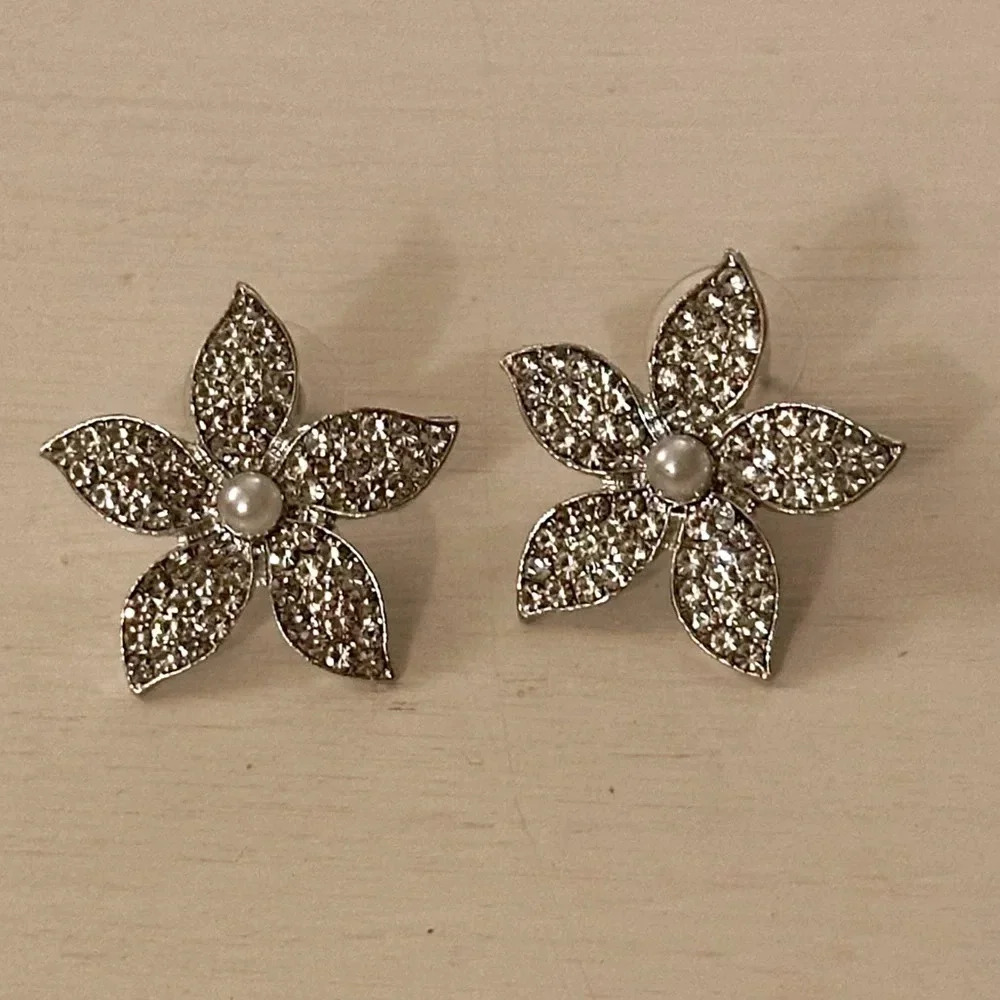 NWT Starfish Pearl and pierced rhinestone earrings